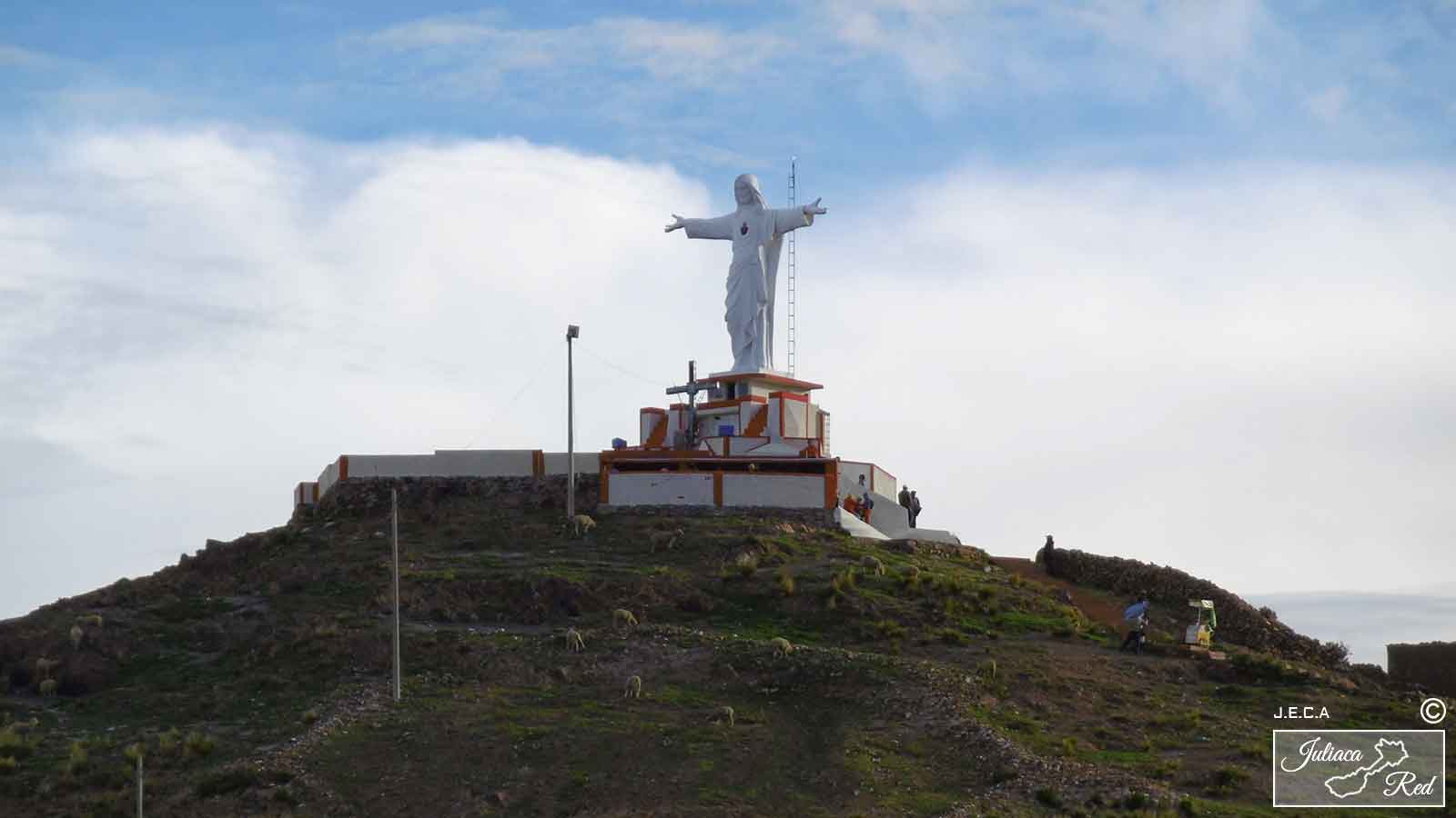 Cristo blanco de Juliaca en la cima de cerro Huaynaroque