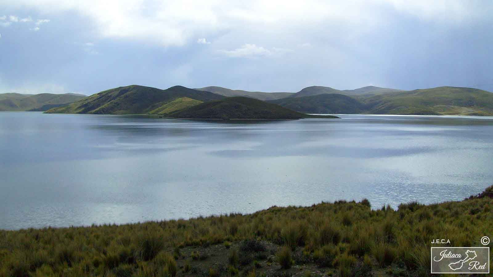 Laguna Saracocha entre nubes y montañas