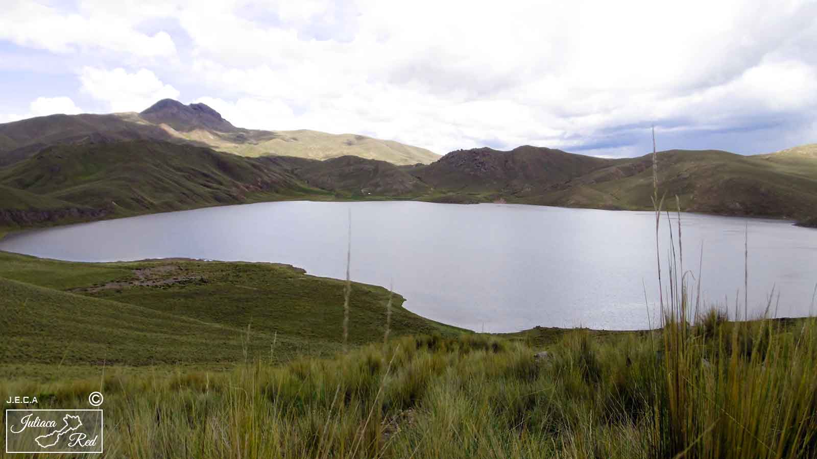 Laguna Ululunasa vista desde lo alto