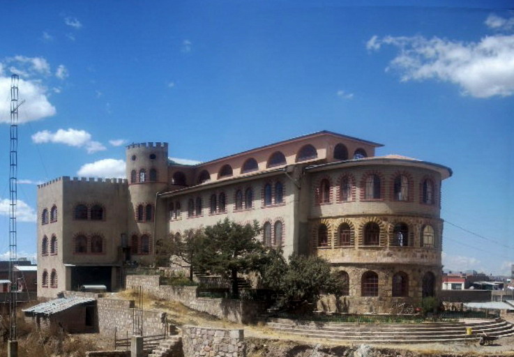 Convento con estilo grecoromano de Juliaca