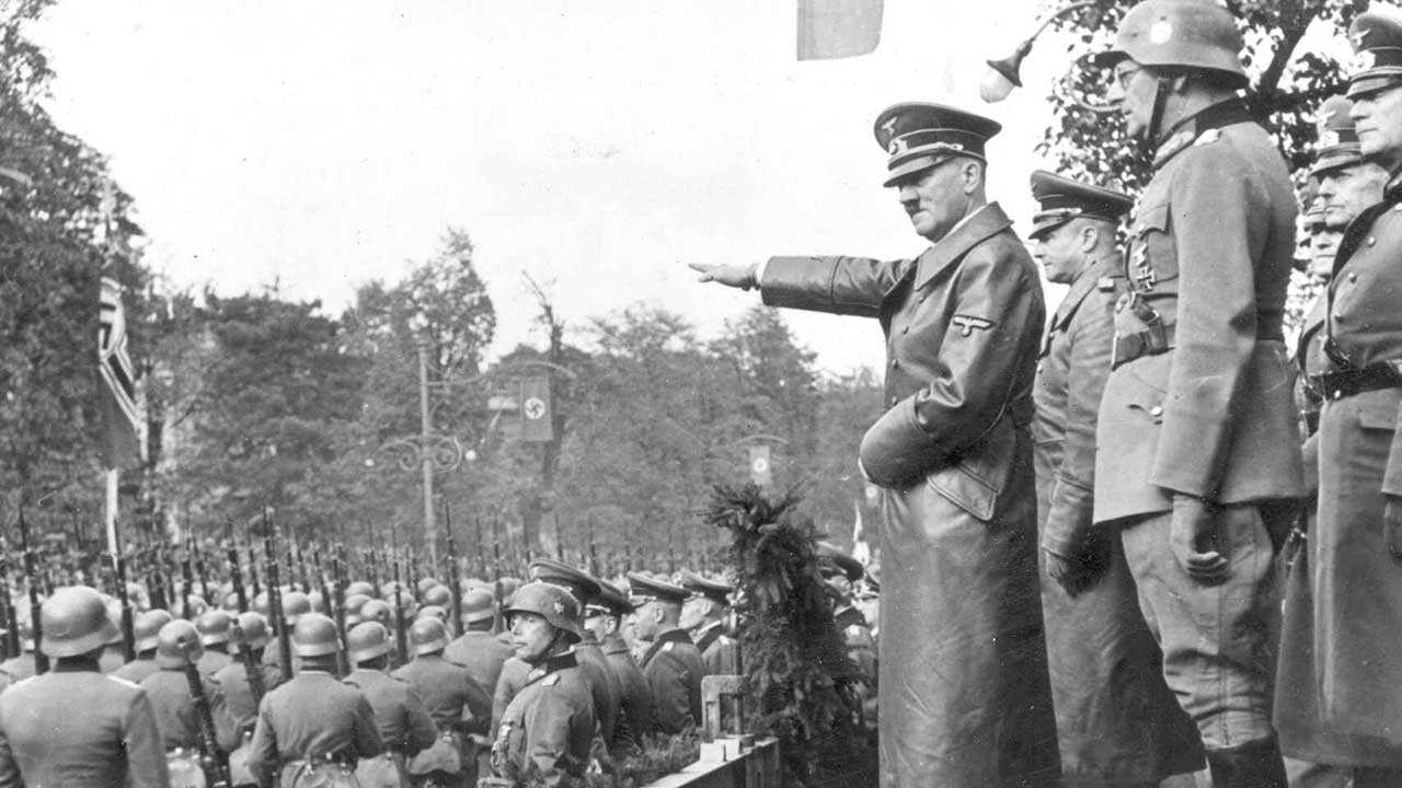 Hitler en desfile